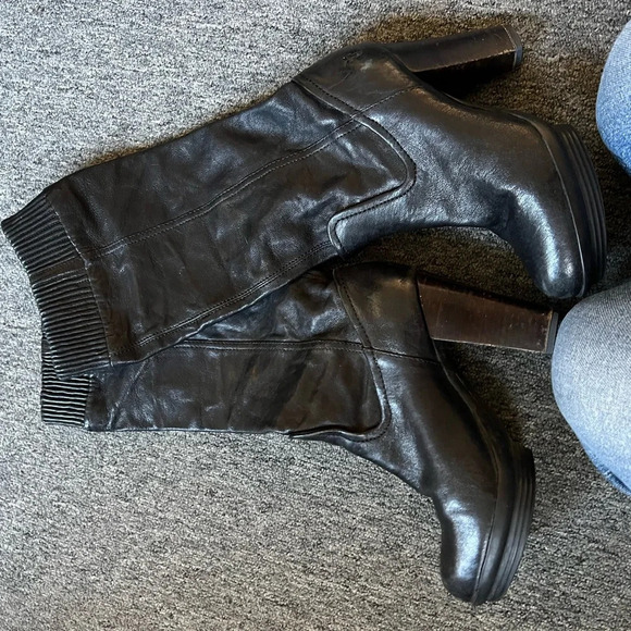 Frye Black Mimi Scrunch Boots, size 7 - Picture 5 of 8